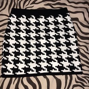 Houndstooth print stretch skirt